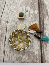 Load image into Gallery viewer, Seki Mini &quot;Bean&quot; Scissors and Pincushion Gift Set by Johanna
