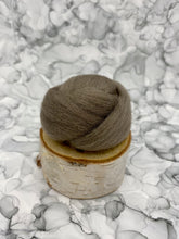 Load image into Gallery viewer, Single 100% Wool Roving Cake for Mending with Needlefelting
